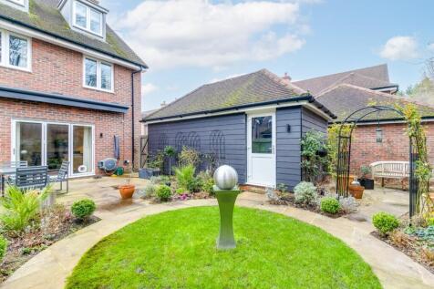 Salix Close, Welwyn, Hertfordshire, AL6 4 bed semi