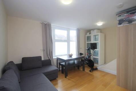 Greenford Avenue, London, W7 2 bed flat for sale