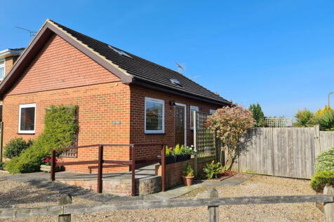 Jaggard Way, Staplehurst, TN12 0LF 2 bed detached bungalow for sale