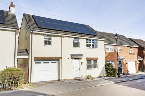Curlew Drive, Chippenham 4 bed detached house for sale