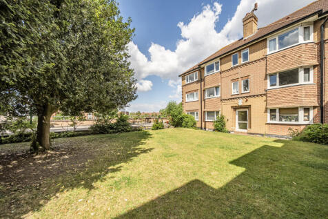 South Bank, Surbiton, KT6 2 bed flat for sale