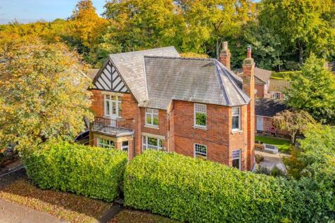 54 London Road, Royston SG8 5 bed detached house for sale