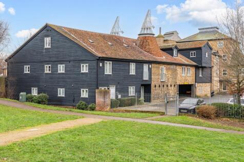 Watton Road, Ware SG12 2 bed flat for sale