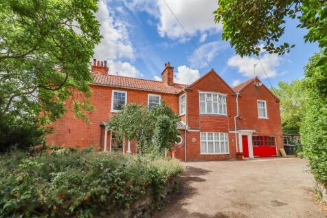 6 bedroom link detached house for sale