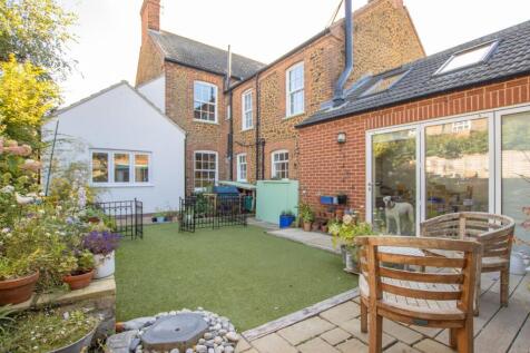 5 bedroom semi-detached house for sale