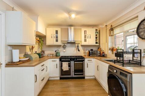 2 bedroom semi-detached house for sale