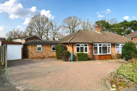 Varney Close, Farnborough GU14 3 bed semi