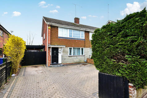 Chapel Lane, Farnborough GU14 3 bed semi