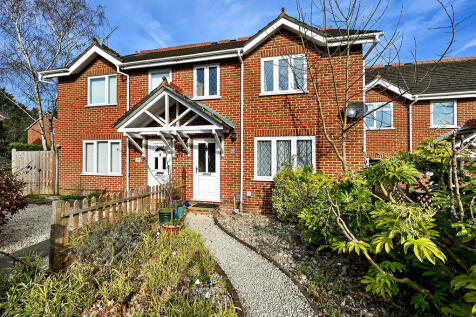 Thornfield Green, Camberley GU17 3 bed semi