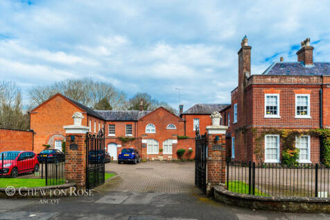 Warfield Street, Warfield, Bracknell 2 bed cottage for sale