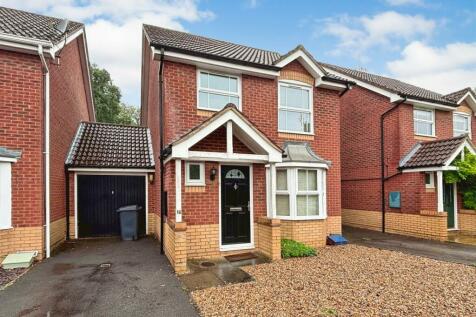 3 bedroom link detached house for sale