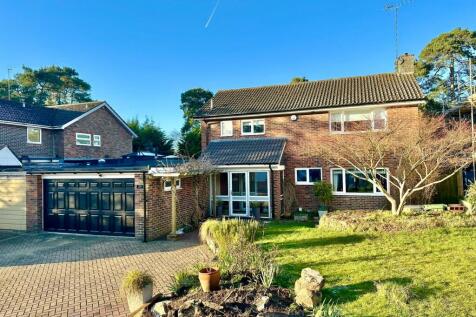 Roundway, CAMBERLEY GU15 4 bed detached house for sale