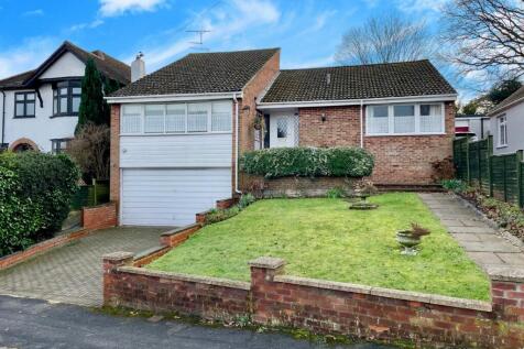 Waverley Road, FARNBOROUGH GU14 4 bed detached house for sale