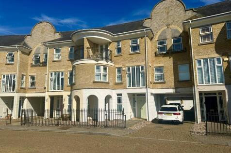 Dettingen Crescent, DEEPCUT GU16 5 bed townhouse for sale