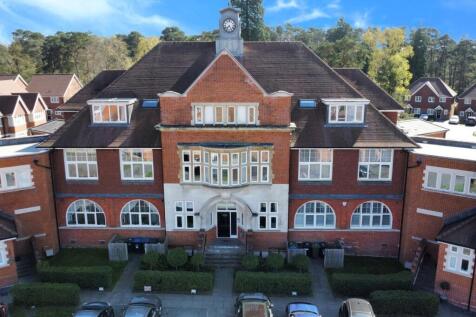 Swallowtail Grove, FRIMLEY GU16 3 bed apartment for sale