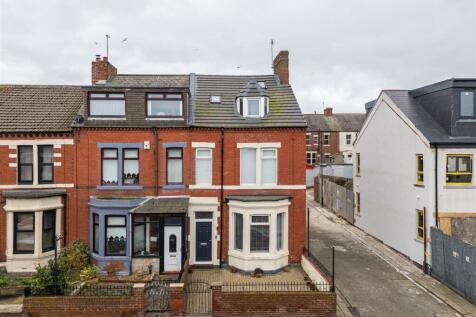 4 bedroom end of terrace house for sale
