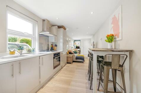 High Street, London 2 bed flat for sale