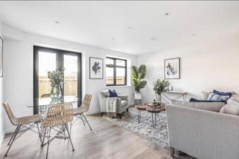 Lower Kings Court, Kingswood Road... 2 bed flat for sale
