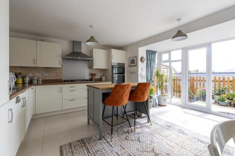 Frobisher Road, Yeovil 4 bed detached house for sale