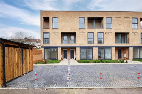 Chase Road, London, N14 4 bed terraced house for sale