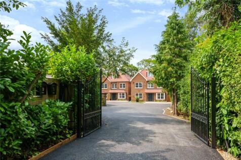 Barnet Road, Arkley, Hertfordshire, EN5 6 bed detached house for sale