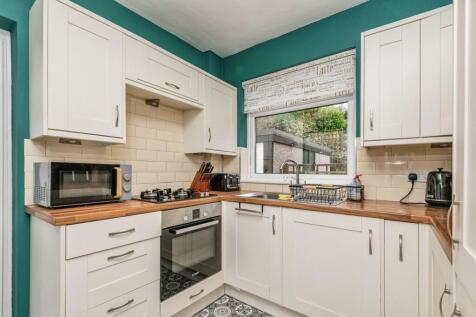 Bradford Road, Bradford BD11 3 bed semi