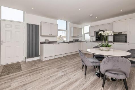 South Parade, West Yorkshire BD19 3 bed detached house for sale