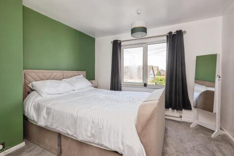 Greenton Avenue, Cleckheaton BD19 3 bed semi