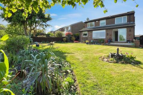 Highlands, West Yorkshire WF15 4 bed detached house for sale