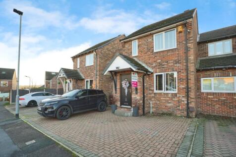 3 bedroom link detached house for sale