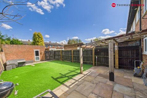 Green Drift, Hertfordshire SG8 3 bed end of terrace house for sale