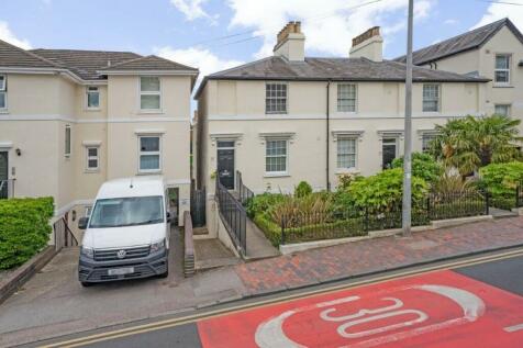 1 bedroom ground floor flat for sale