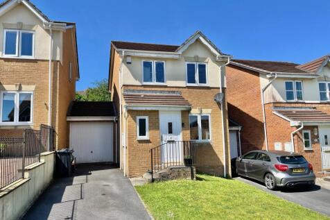 3 bedroom link detached house for sale