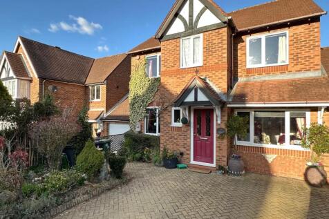 King Charles Road, Shenley, WD7 4 bed link detached house for sale