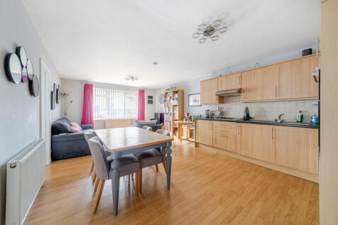 Victoria Road, Ruislip 2 bed apartment for sale
