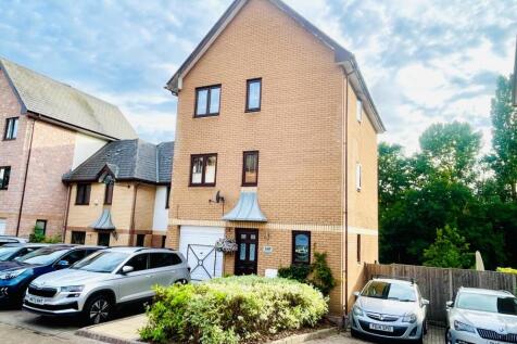 3 bedroom town house for sale