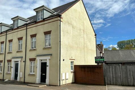 4 bedroom end of terrace house for sale