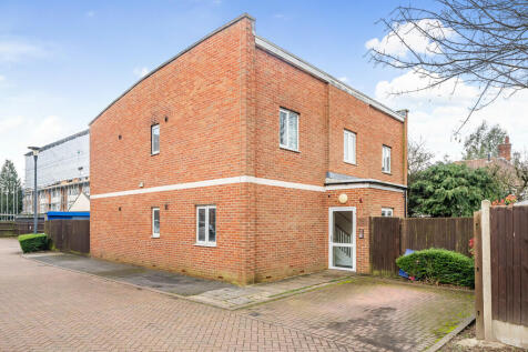 Phoenix Court, Tilbury Close, Pinner 1 bed apartment for sale