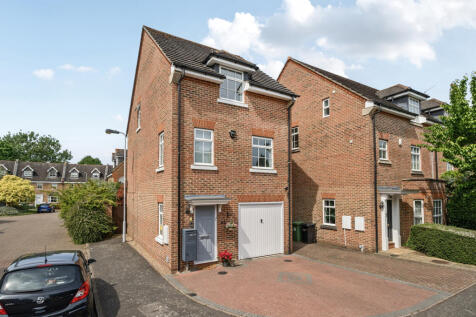 3 bedroom link detached house for sale