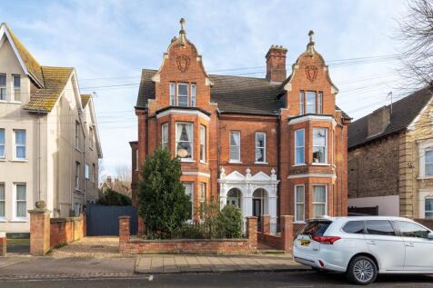 Chaucer Road, Bedford, Bedfordshire... 7 bed semi