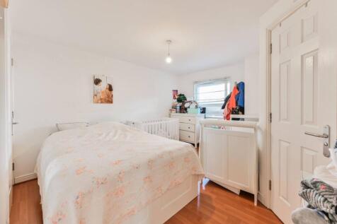 Winkfield Road, Wood Green, London, N22 2 bed flat for sale