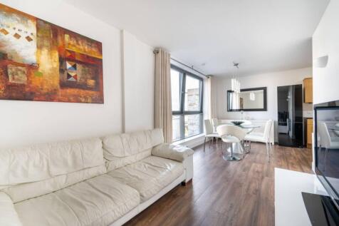 Station Grove, Wembley, HA0 2 bed flat for sale