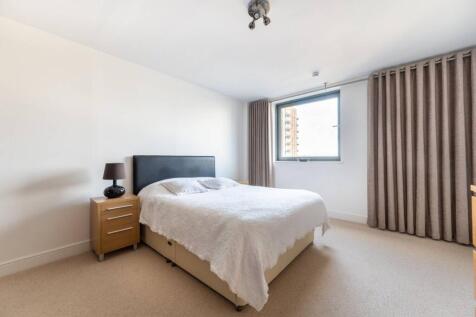 Station Grove, Wembley, HA0 2 bed flat for sale