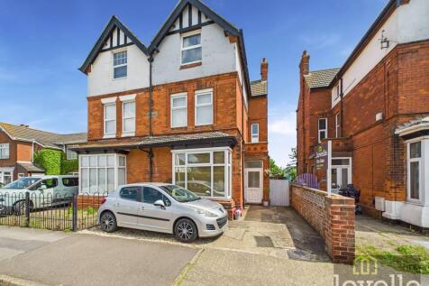 Victoria Road, Mablethorpe LN12 6 bed semi