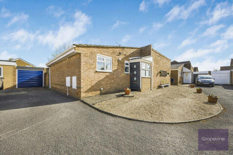 2 bedroom detached bungalow for sale