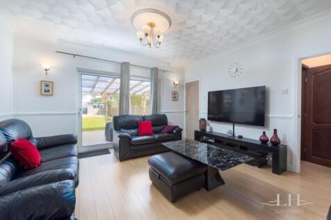 Hainault Road, Romford 4 bed end of terrace house for sale
