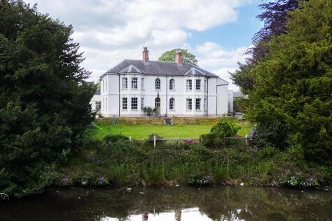 4 bedroom link detached house for sale