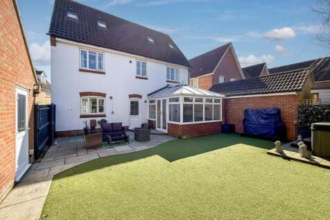 Walker Chase, Ipswich IP5 6 bed detached house for sale