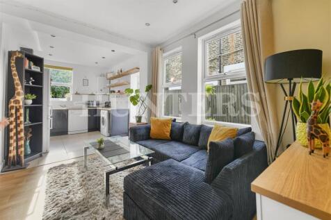 Stamford Road, London, N15 2 bed maisonette for sale