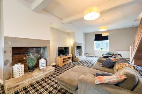 Moor Lane, Huddersfield HD4 2 bed end of terrace house for sale
